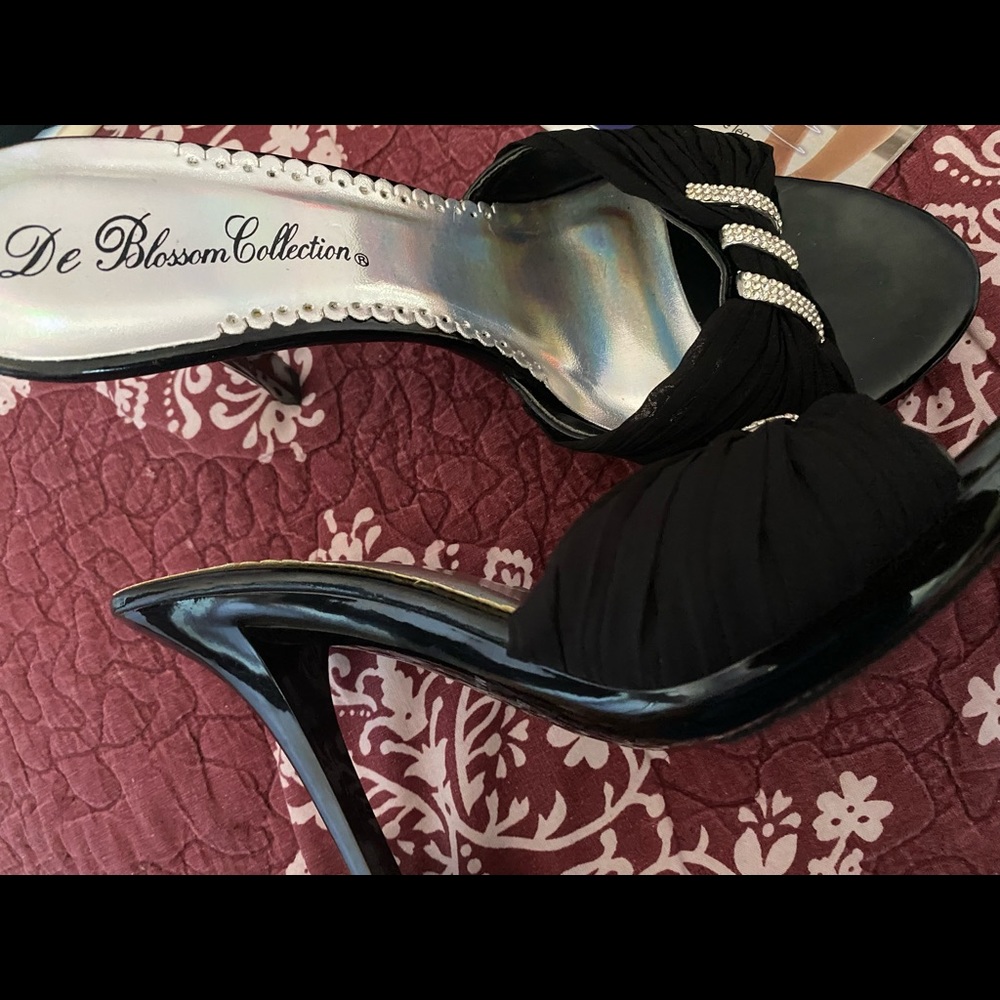 Size 8 1/2. Black. Style is casual
